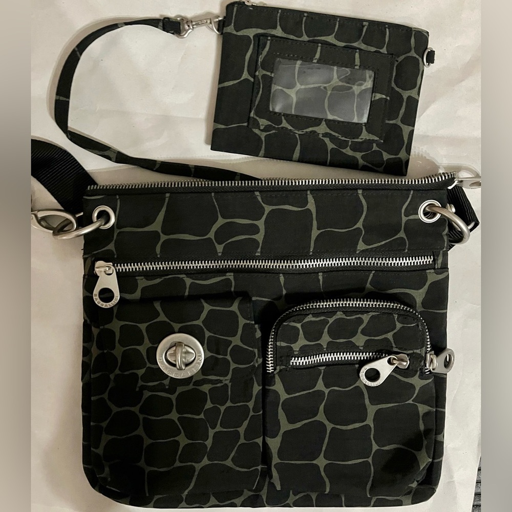 BAGGALLINI OLIVE GREEN & BLACK GIRAFFE PRINT ‘SYDNEY’ CROSSBODY NWOT - Picture 4 of 4